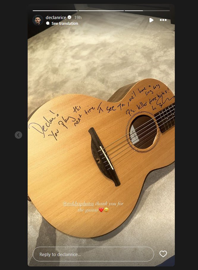 Ed Sheeran podarował Rice’owi gitarę z autografem