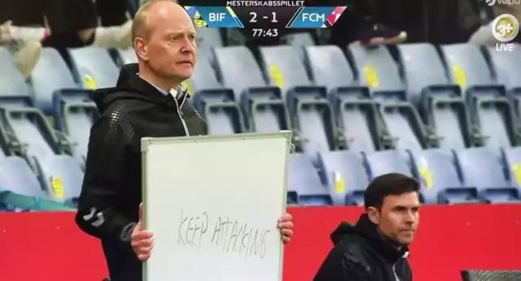 Frederiksen z tabliczką