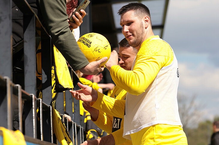 Niklas Sule rozdaje autografy