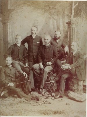 To właśnie Whitakerowie – Joseph i jego brat Joshua – wspierali finansowo i organizacyjnie pierwsze lata Palermo. Ich willa Malfitano była centrum spotkań arystokracji i miejscem, gdzie klub stawiał pierwsze kroki.