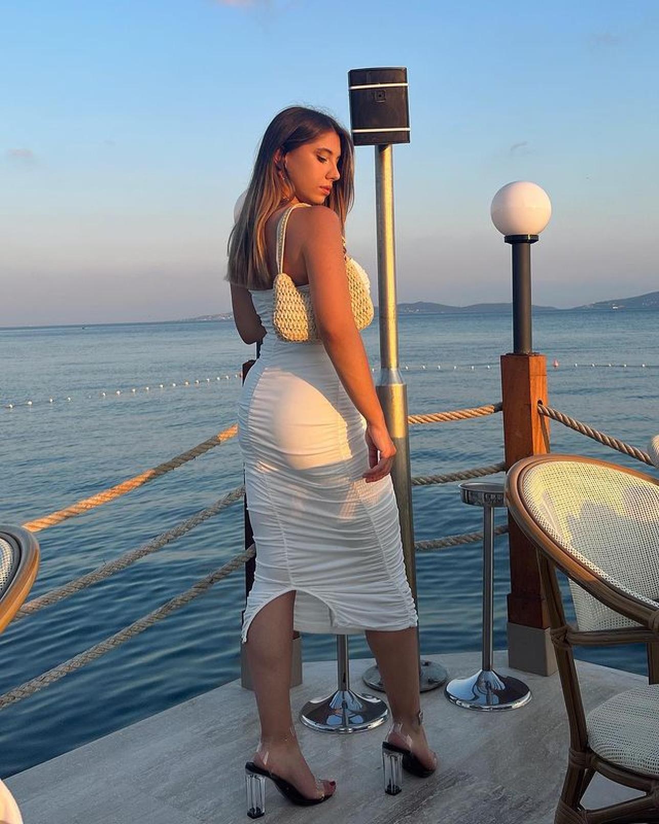 Elif Karaarslan w sukience